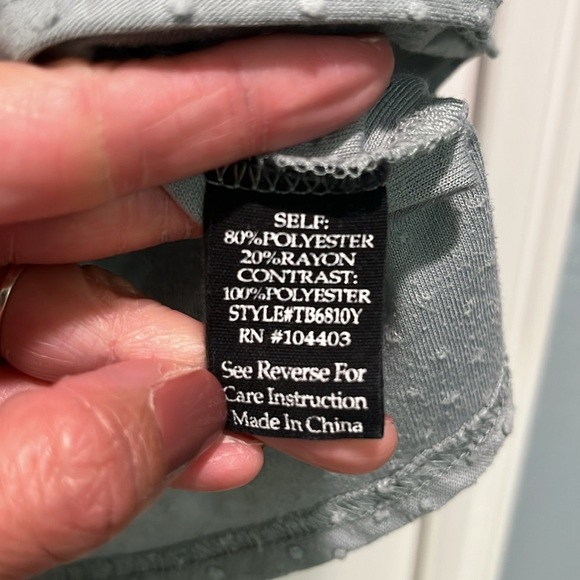 Elegant Green Sleeveless Top - Picture 3 of 3